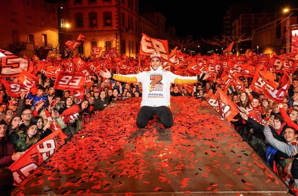 Marc Márquez celebra el títol mundial amb la seva afició