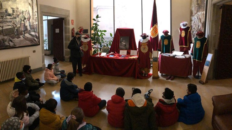 while visits to meet the eagle and the giant Joan Balaguer are carried out by volunteers from the Brotherhood of the Eagle and the Giants of Cervera