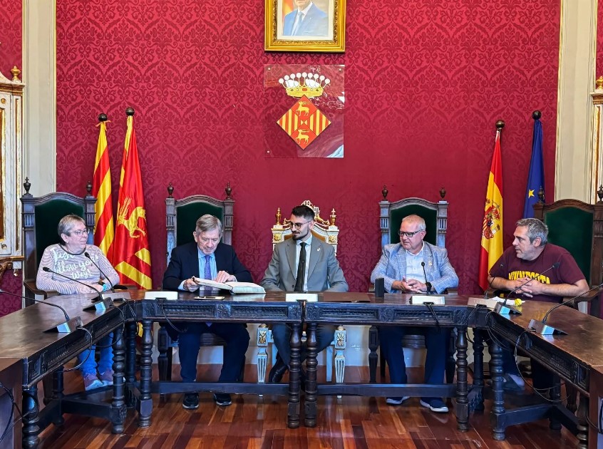 The former president of the European Parliament Enrique Barón visits Cervera