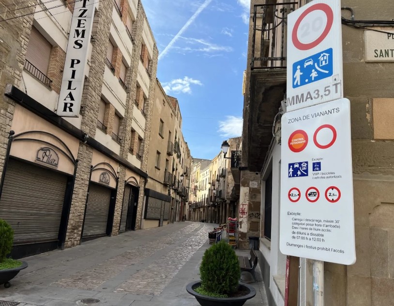 The new vehicle access control system on Carrer Main comes into force