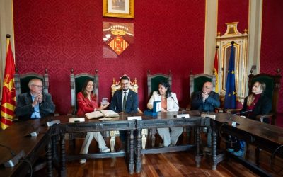 La consellera d’Educació i Formació Professional, Esther Niubó, visita la Paeria de Cervera