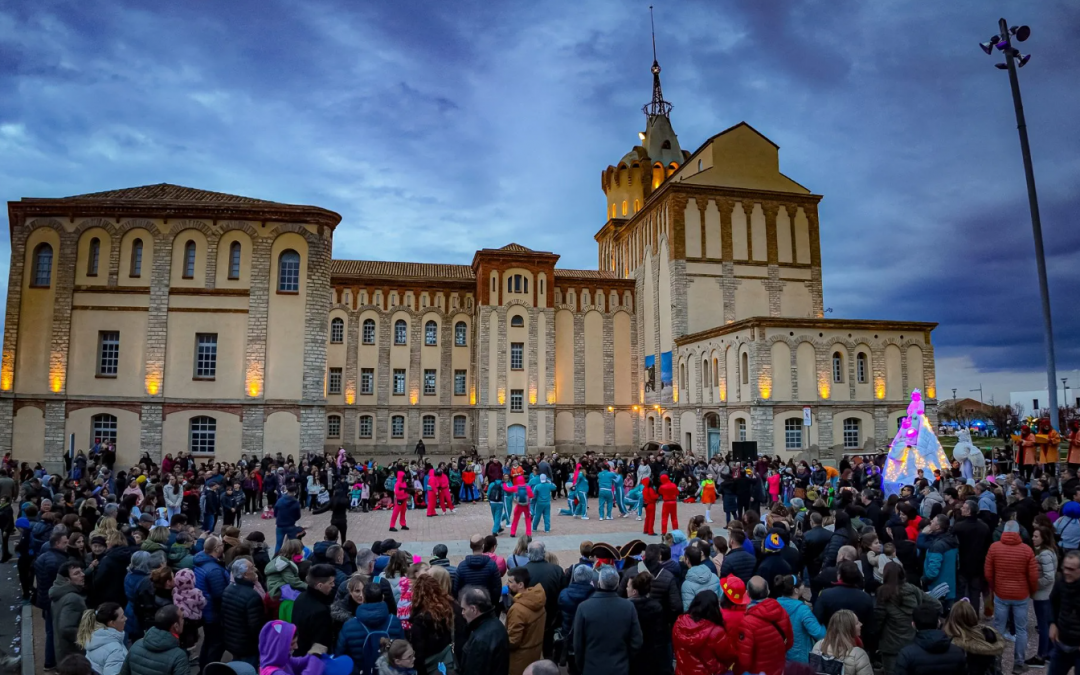 Cervera a célébré le carnaval avec une rua animée dans les rues de la ville