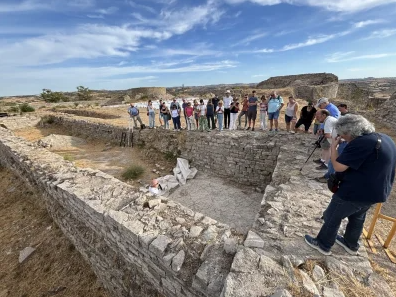 Un centenar de personas participan en la jornada de divulgación del Castillo de Cervera